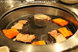Kogii Kogiiのハーブサムギョプサル、焼いてます